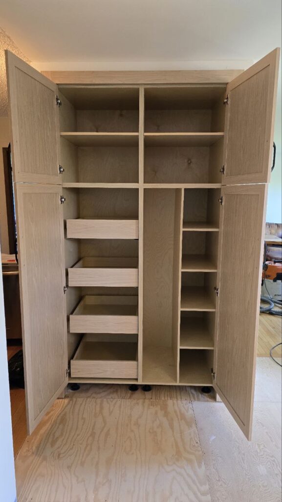 Open shelving combined with kitchen cabinets